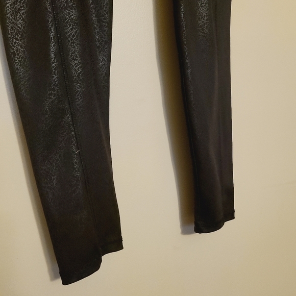 Ebb & Flow | Women's Black Floral Print Yoga Leggings (Size Small) - Picture 8 of 9